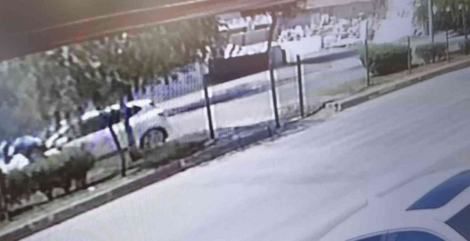 Otomobilin Çarptığı Motosikletli Yaralandı, Kaza Anı Kameraya Yansıdı