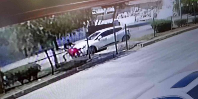 Otomobilin Çarptığı Motosikletli Yaralandı, Kaza Anı Kameraya Yansıdı