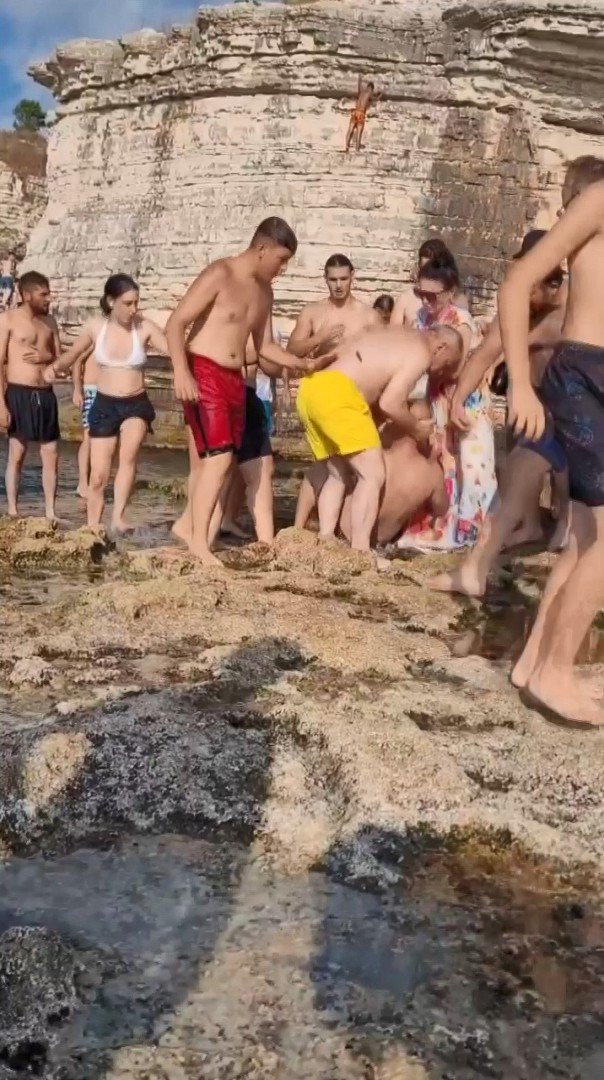 Kocaeli Sahilleri Ringe Döndü, Yumruk Ve Tekmeler Havada Uçuştu