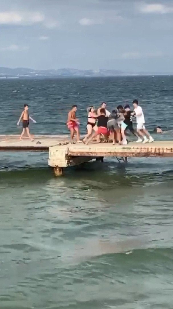 Kocaeli Sahilleri Ringe Döndü, Yumruk Ve Tekmeler Havada Uçuştu