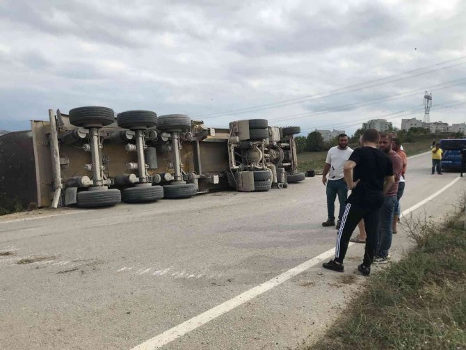 Virajı Alamayan Kamyon Devrildi: 1 Yaralı
