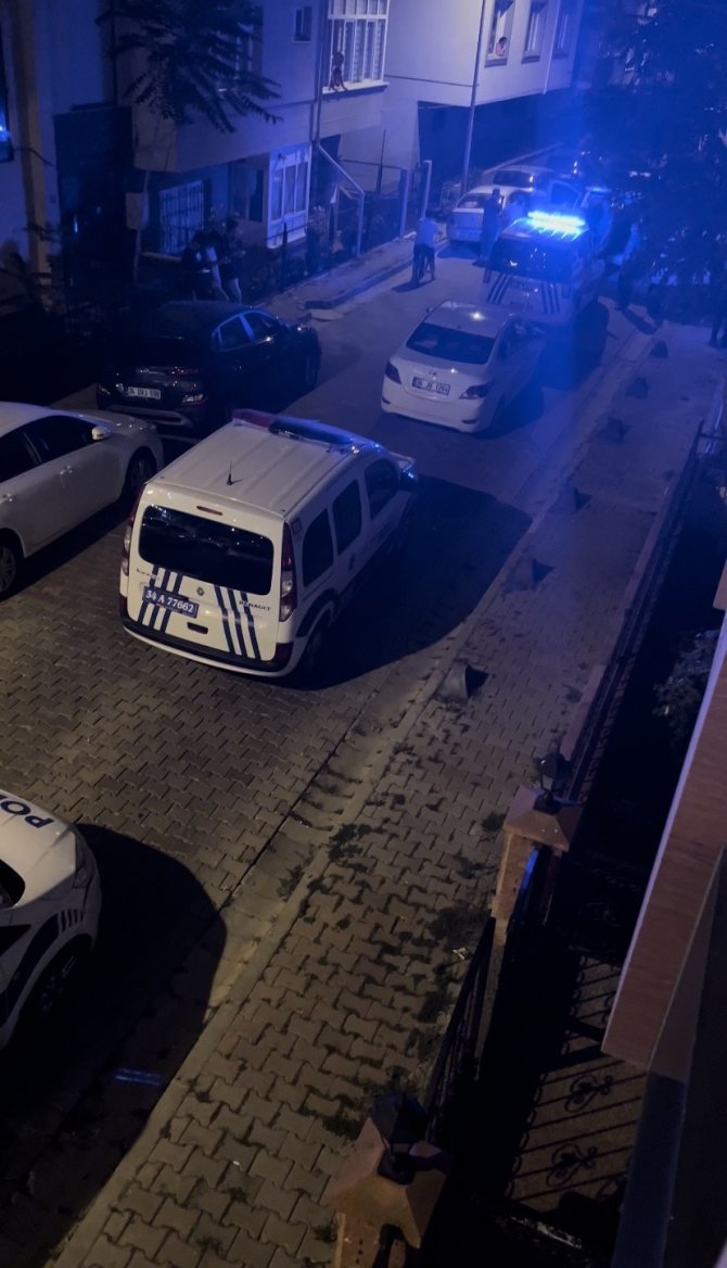 Küçükçekmece’de Polisten Kaçan Otomobil Park Halindeki Araçlara Çarptı