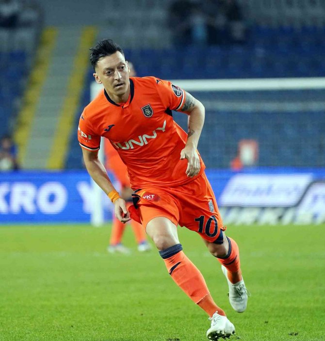 Mesut Özil, Başakşehir İle İlk Maçına Çıktı