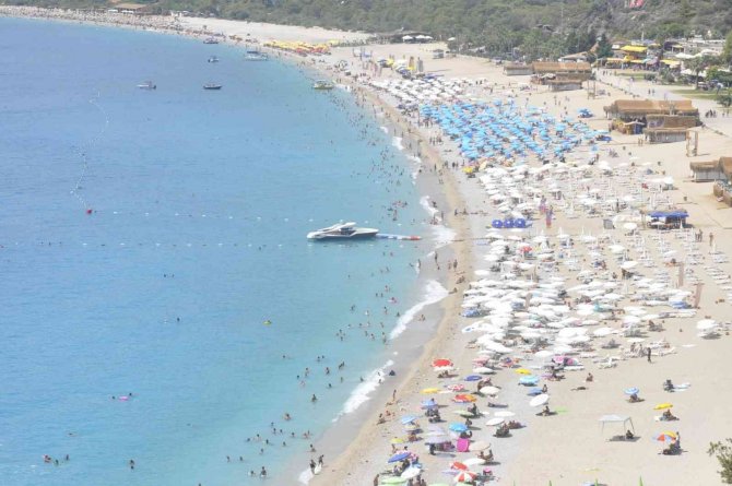 Fethiye’de Sıcaktan Bunalan Yerli Ve Yabancı Tatilciler Ölüdeniz’e Koştu