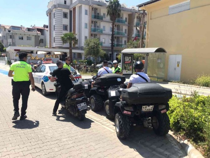 Şehir Merkezinde Atv İle Drift Atan Turistlere Polisten Ceza Yağdı