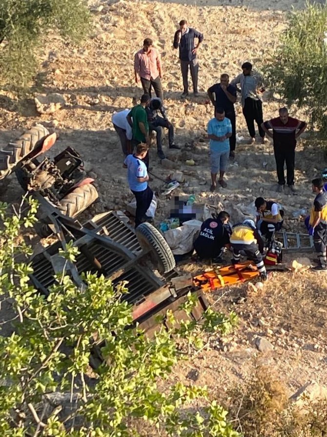 Tarım İşçilerini Taşıyan Traktör Şarampole Uçtu: 2 Ölü, 5 Yaralı