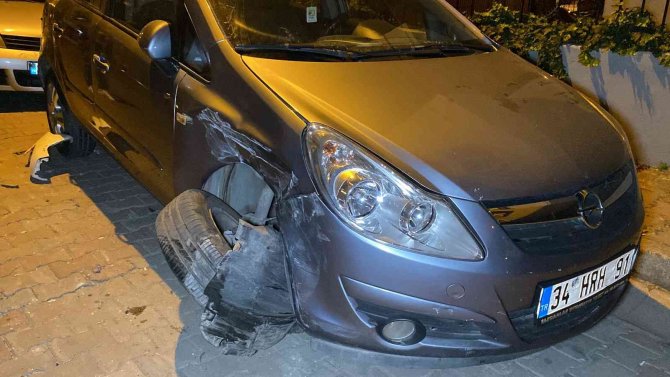 Küçükçekmece’de Polisten Kaçan Otomobil Park Halindeki Araçlara Çarptı