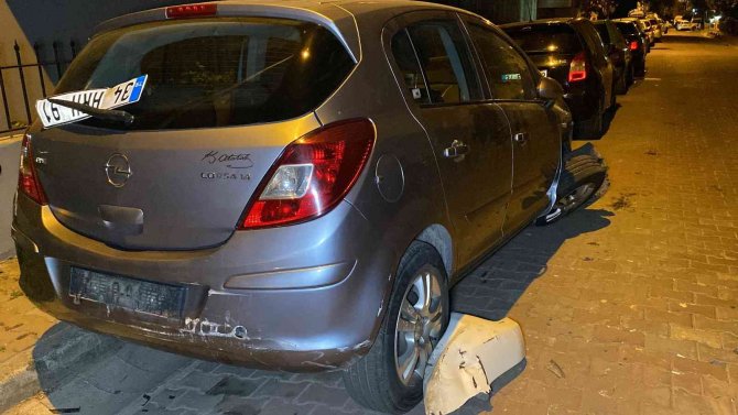 Küçükçekmece’de Polisten Kaçan Otomobil Park Halindeki Araçlara Çarptı