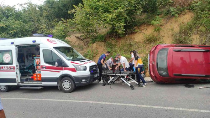 Kontrolden Çıkan Otomobil Yan Yattı: 3 Yaralı