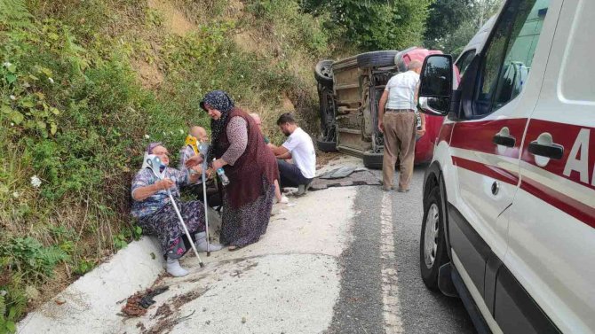 Kontrolden Çıkan Otomobil Yan Yattı: 3 Yaralı