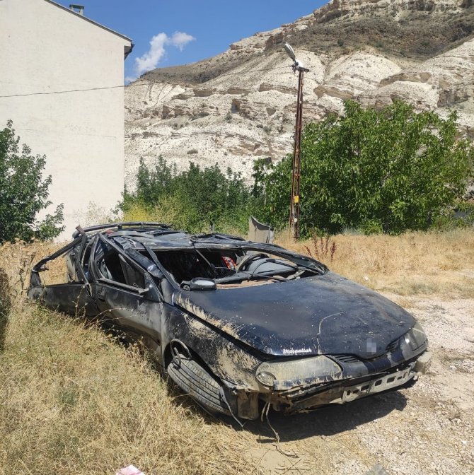 Takla Atan Araç Hurdaya Döndü; 1 Ölü, 2 Yaralı