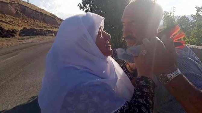 Papağanları Bulununca Sevinçten Ağladılar