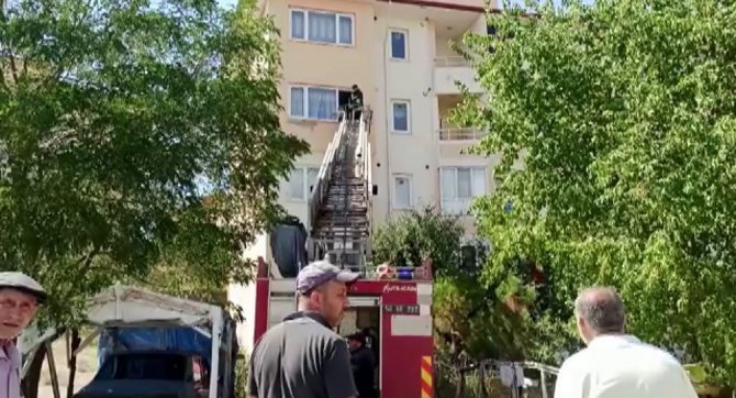 Oturduğu Evi Yakmaya Kalkıştı, Komşularının İhbarı Üzerine Yakayı Ele Verdi