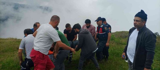 Trabzon’da Uçuruma Düşen Turisti Ekipler Kurtardı