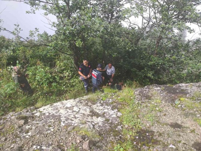 Trabzon’da Uçuruma Düşen Turisti Ekipler Kurtardı