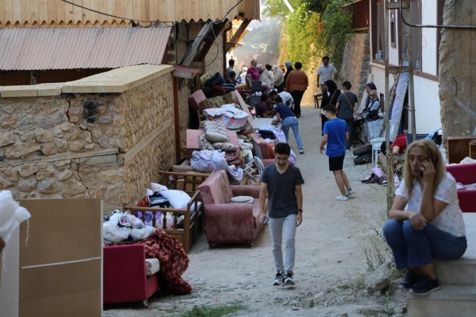 Turistik İlçe Kemaliye’de 5 Kültürel Varlık Statüsündeki Tarihi Evin Yandığı Yangın Söndürüldü
