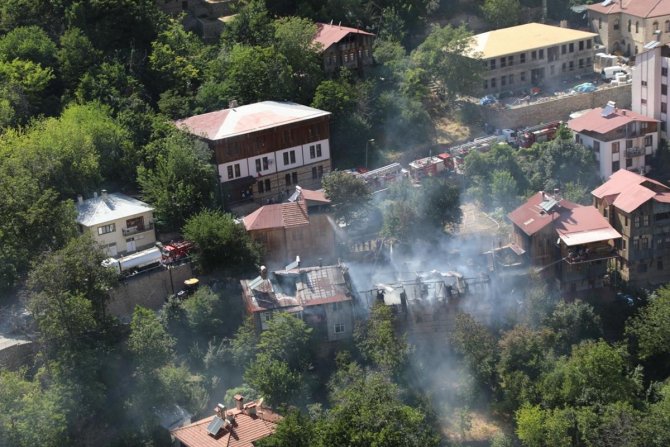 Turistik İlçe Kemaliye’de 5 Kültürel Varlık Statüsündeki Tarihi Evin Yandığı Yangın Söndürüldü