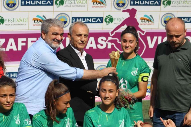 Zafer Kupası Dudulluspor’un