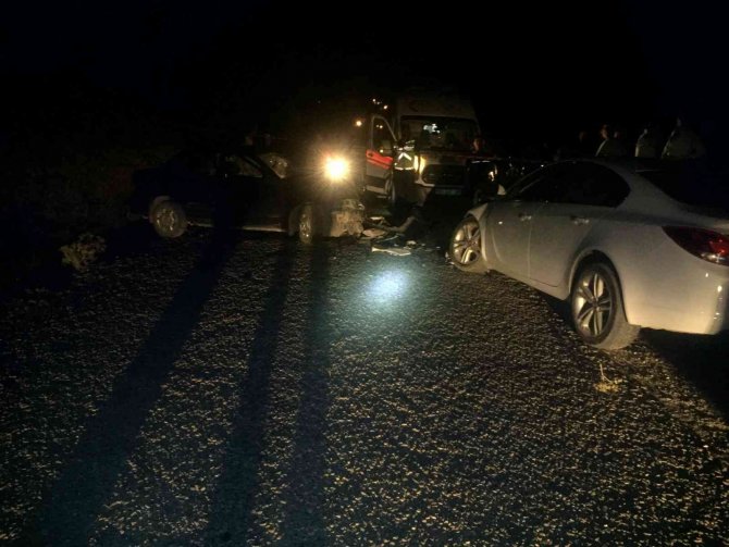İ̇ki Otomobil Kafa Kafaya Çarpıştı: 1 Ölü, 1’i Ağır 3 Yaralı