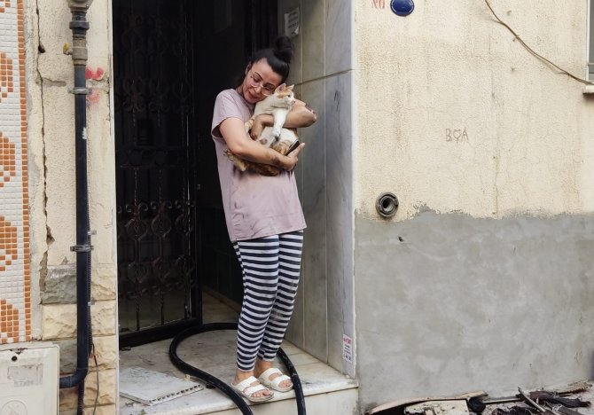 İ̇zmir’de Yatağa Bağımlı Hastanın Kaldığı Evde Yangın Çıktı: Yaşlı Kadın Yaralandı