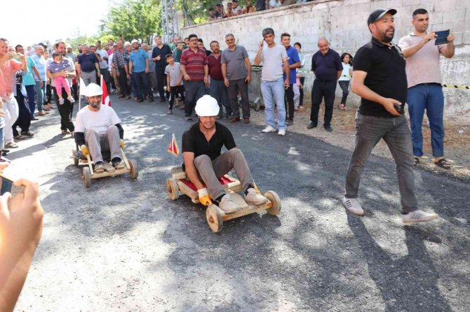 Adana’da Tahta Arabalar Yarıştı