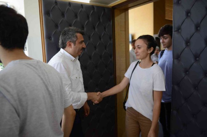 Üniversite Kazanan Gençlerden Başkan Yılmaz’a Teşekkür Ziyareti