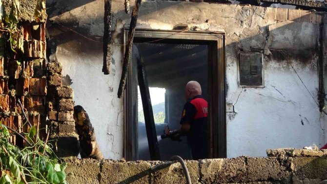 90 Yaşındaki Adam Evinde Çıkan Yangında Hayatını Kaybetti