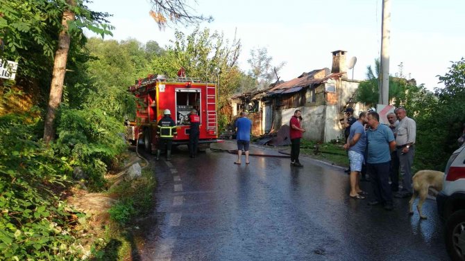 90 Yaşındaki Adam Evinde Çıkan Yangında Hayatını Kaybetti