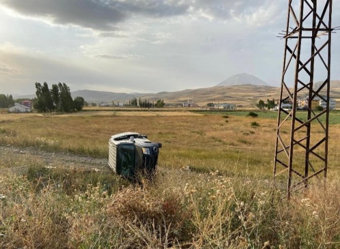 Ağrı’da Kamyonet Şarampole Uçtu: 5 Yaralı