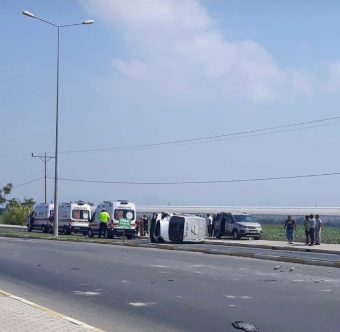 Serik’te Banka Para Nakil Aracıyla Otomobil Çarpıştı: 2 Yaralı