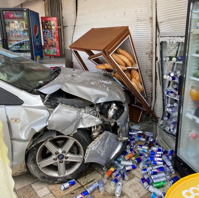 Kaza Yapan Otomobil Markete Daldı
