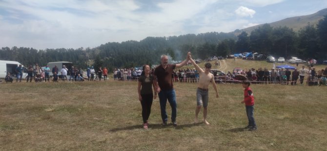 Çinli Kadın Turist Yaylada Güreş Tuttu