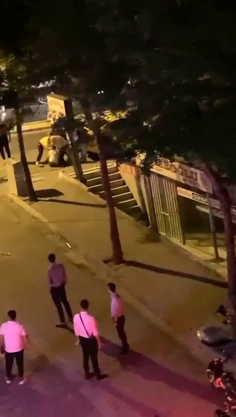 Avcılar’da ‘Aldatma’ Kavgasında Sopa Ve Yumruklar Konuştu O Anlar Kameraya Yansıdı