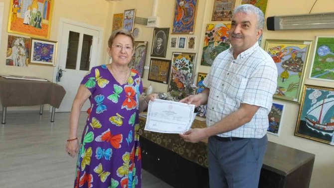 Burhaniye’de Kadın Ressamlar Belgelerini Aldı