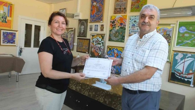 Burhaniye’de Kadın Ressamlar Belgelerini Aldı
