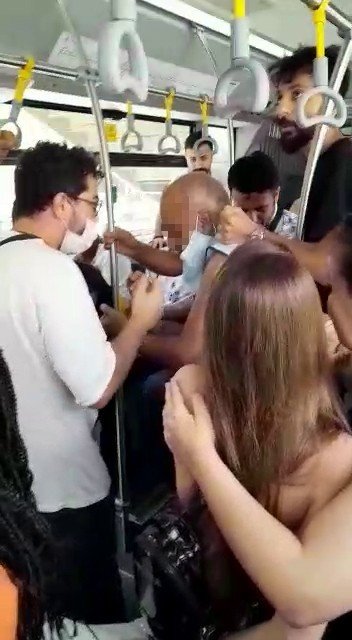 Metrobüste Kendisinin Fotoğrafını Çeken Şahsa Tokat Attı