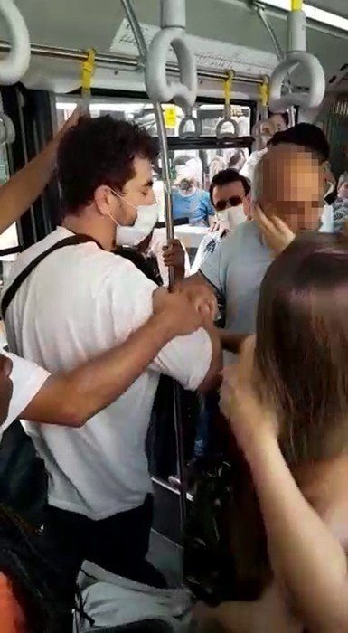 Metrobüste Kendisinin Fotoğrafını Çeken Şahsa Tokat Attı