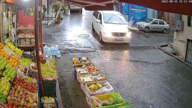 İ̇stanbul’da Dehşet Anları Kamerada: Yağmurdan Kaçarken Ölümden Döndü