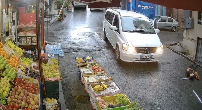 İ̇stanbul’da Dehşet Anları Kamerada: Yağmurdan Kaçarken Ölümden Döndü