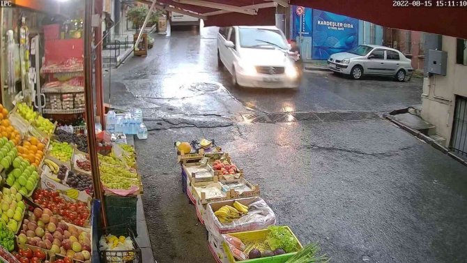 İ̇stanbul’da Dehşet Anları Kamerada: Yağmurdan Kaçarken Ölümden Döndü