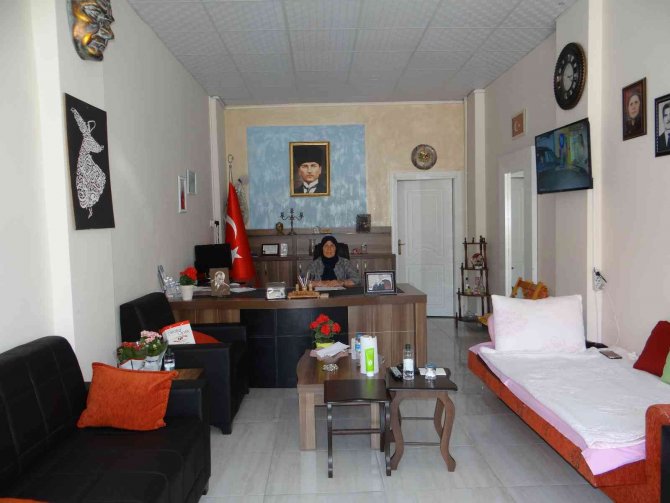 Ayağından Ameliyat Olan Muhtar, Hizmet İçin Evini Muhtarlık Binasına Taşıdı