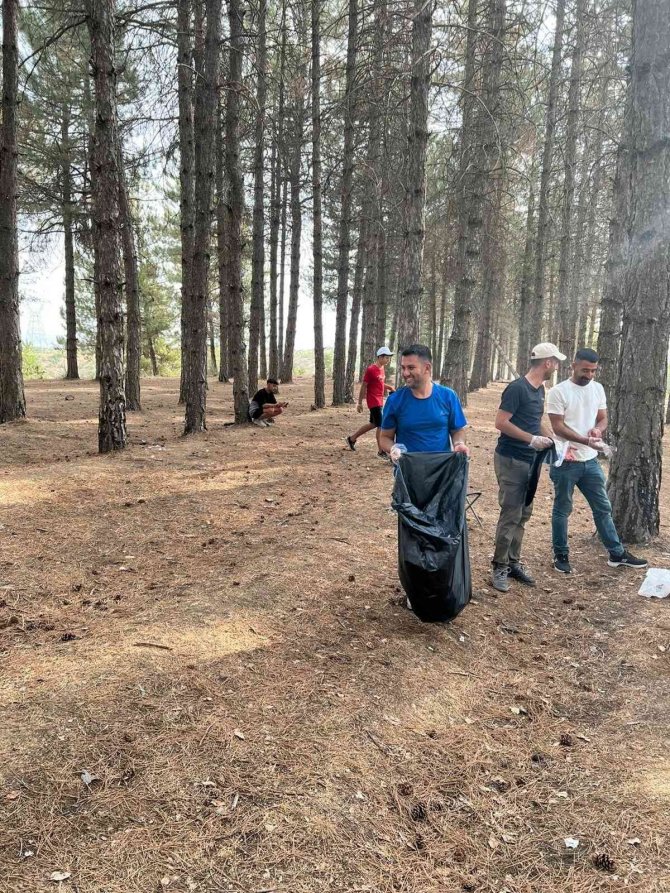 Hem Doğayı Gezdiler Hem De Çevre Temizliği Yaptılar