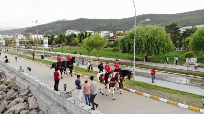 Tatvan Sahilinde Denetim Yapan Atlı Birliğe Yoğun İlgi