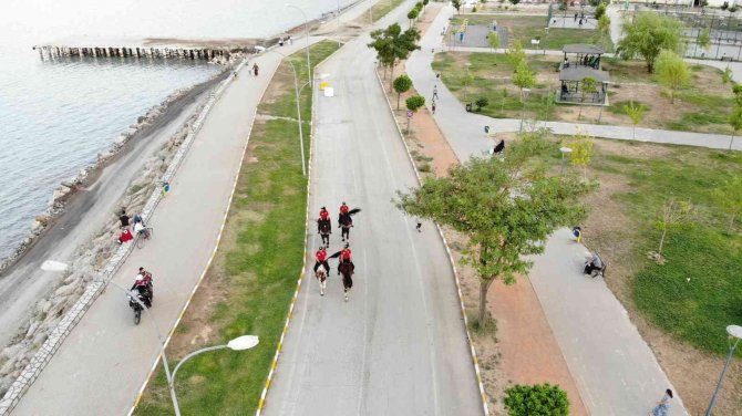 Tatvan Sahilinde Denetim Yapan Atlı Birliğe Yoğun İlgi