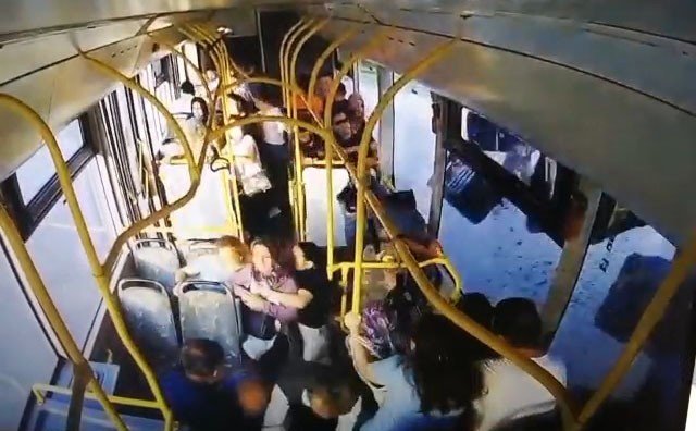 Bursa’da 23 Kişinin Yaralandığı Kaza Otobüs Kamerasına Yansıdı