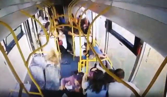 Bursa’da 23 Kişinin Yaralandığı Kaza Otobüs Kamerasına Yansıdı