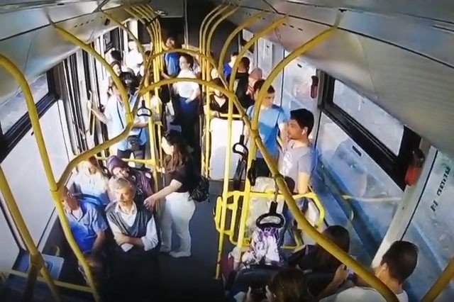 Bursa’da 23 Kişinin Yaralandığı Kaza Otobüs Kamerasına Yansıdı