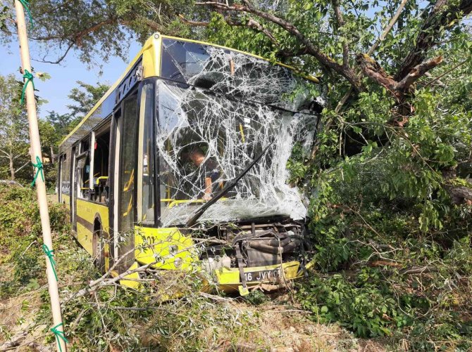 Bursa’da Şehir İçi Otobüs Arıza Yapan Kamyonete Çarptı: 21 Yaralı