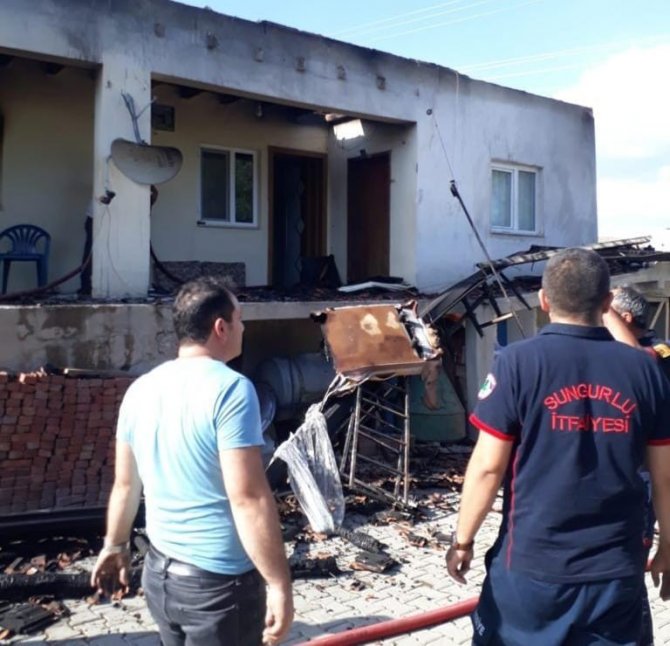 Evde Çıkan Yangın Ahır Ve Tandıra Sıçradı