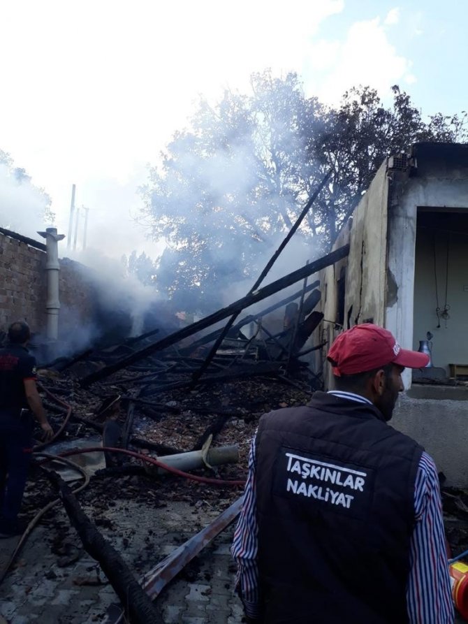 Evde Çıkan Yangın Ahır Ve Tandıra Sıçradı